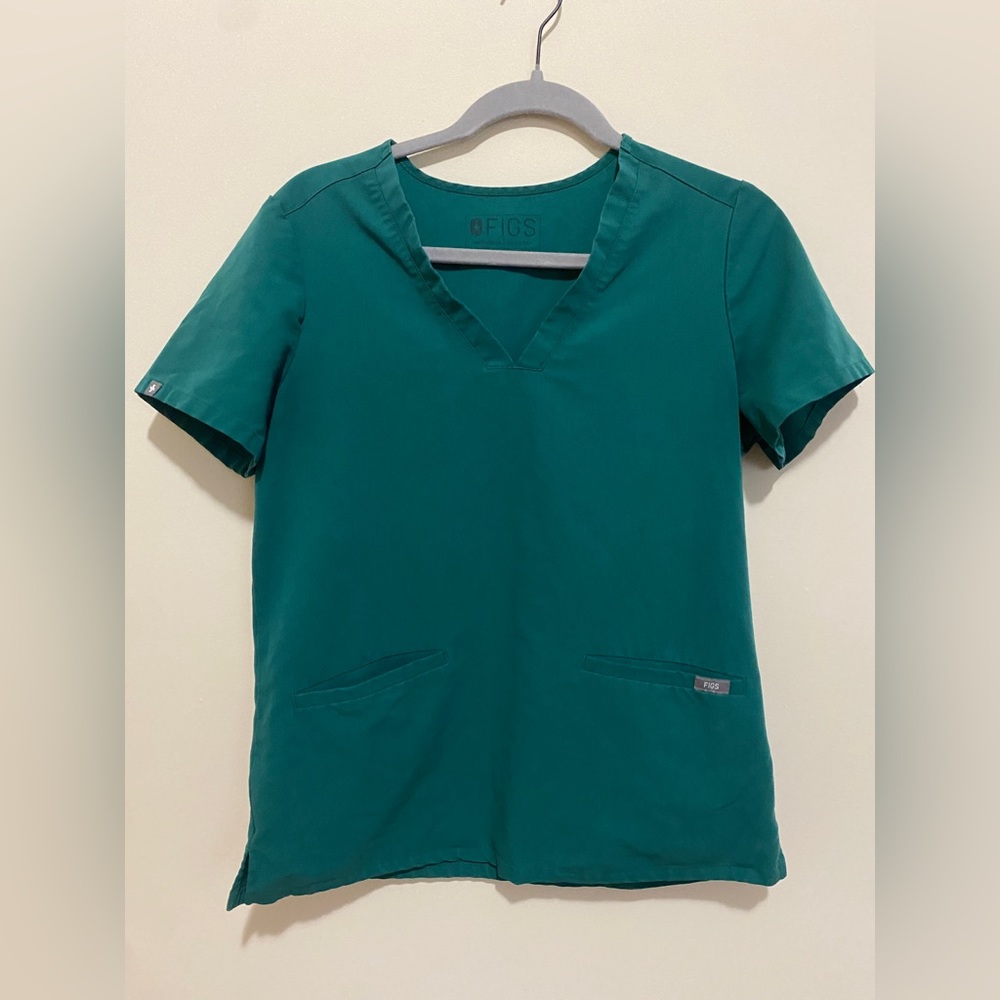 FIGS Hunter Green top (small)